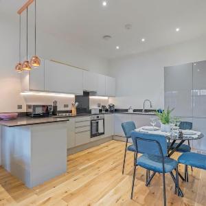 Stylish 2BR Apt near City Centre - 2 Ensuites & WiFi