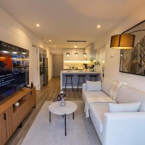 Bright & Modern 1BR w Balcony WIFI Free parking
