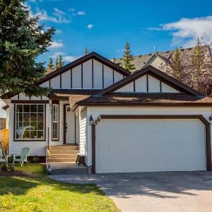 Family House SW Calgary Spruce Meadows SLEEP 10