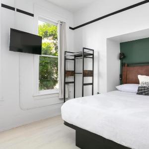 Gaslamp Chic suite Queen Bed and Smart Comforts
