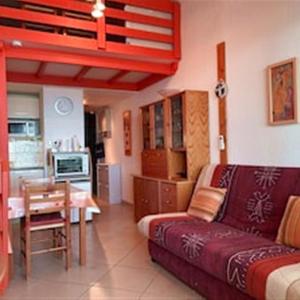 Mezzanine studio AC sea view terrace private parking near beach