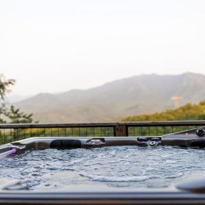 Luxury Chalet 5BR Sleeps 18 Mind-Blowing Views