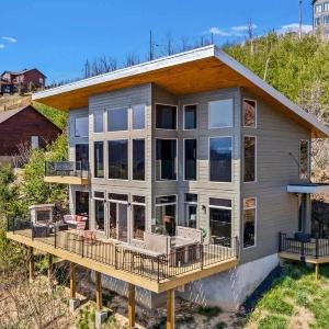 Luxury Cabin Mountain Views Hot Tub & Game Loft