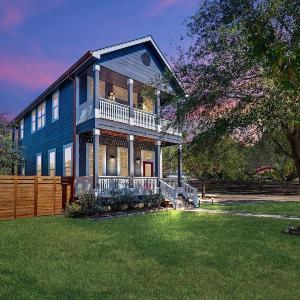 Creek Haus Walkable to Main Hot Tub Pet Friendly