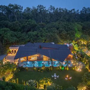 StayVista at The Seven Acres with BBQ Pool & Jacuzzi