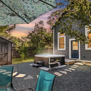 Cozy Cottage Walkable to Main Private Hot Tub