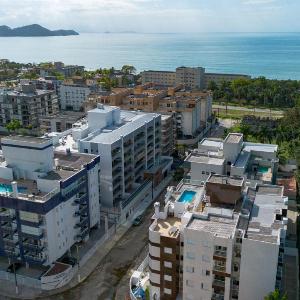 Apto com Garagem a 600m da Praia das Toninhas