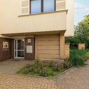 Jasnozielony Apartament z Klimatyzacją i Biurkiem by Noclegi Renters