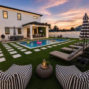 Luxury Tampa Retreat Pool Spa Sauna and More. Sleeps 20 Plus