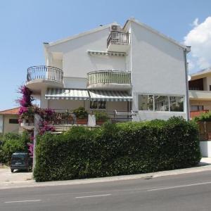 Apartments with parking space Makarska - 27979