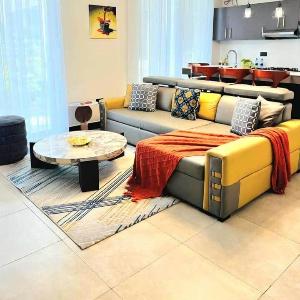 New Urban Oasis Apt w/Pool + Hot tub + Gym