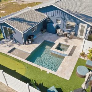 Sea Salt & Sunny Days Pool Spa Putting Green by Anna Maria Life Vacation Rentals