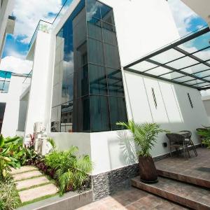 New Modern Bliss apt- 3Bdrm w/pool- gym-hottub