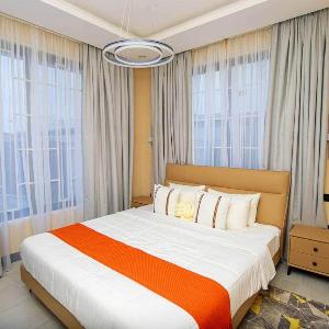 New Luxury Hideaway Wi-Fi + Gym + Pool+ Hot Tub