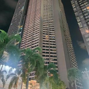Penthouse 2 Bedroom with 4 Balconies in Makati PH - View of Skyline Manila Bay Sunset - Direct Access to the Mall