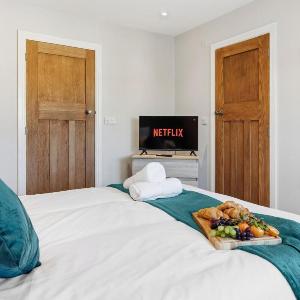 Luxury 4-Bed Contractor/Family House Sleeps 7