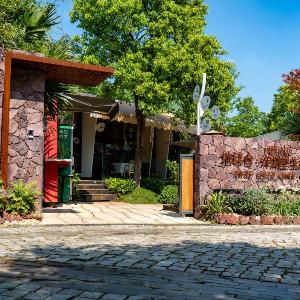 地球仓洋湖里生态酒店