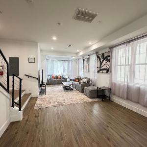 NEW LUX House 4BR with Parking near Downtown