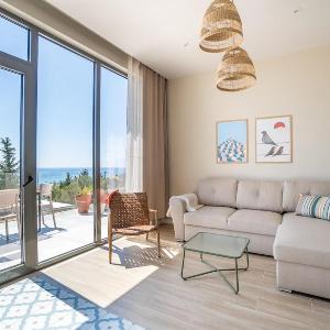 Riviera View 2BR Apartment in Drymades by PikHost
