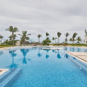 Mareazul Luxury Condo Beach & Resort Pools