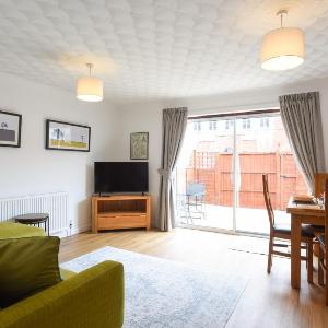 Air Maison - One Bedroom Retreat with Private Garden and Parking