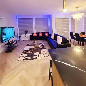 SwitHome Glen Near Yeg Airport 5 beds 25 baths