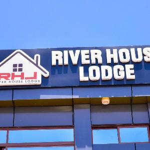 RiverHouse Lodge