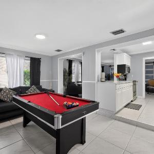 Tropical Yard near Las Olas sleeps 10 home