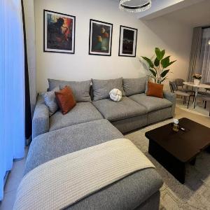 Luxe 2BR Apartment Walk to Beach Cafés Gym Shops