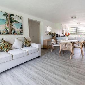 Renovated Chic Condo Steps from Carlisle Bay
