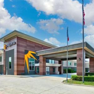 Amplified Live Dallas Hotels - La Quinta Inn & Suites by Wyndham Las Colinas