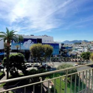 HomePlace IN FRONT OF PALAIS CONGRES