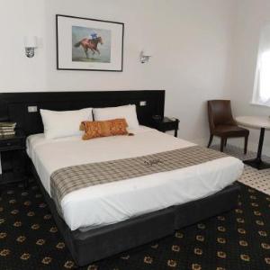 Hotels near J.C. Lowe Oval - The Yarrawonga Hotel