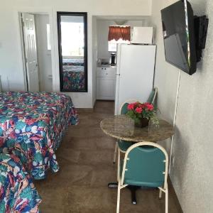 New Jersey Motorsports Park Hotels - Pyramid Resort Motel