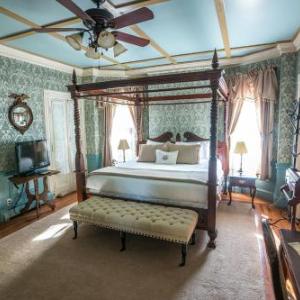 Hotels near Toyota Oakdale Theatre - The Wallingford Victorian Inn