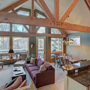 Mountain Luxury Townhome-Ski in out & Wood Burning Fireplace