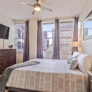 #1115-HIGHRISE CONDO CANAL ST/ FRENCH QTR SLEEPS 4