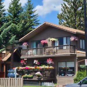 Hotels near Centennial Park Canmore - A Good Nite's Rest Bed and Breakfast