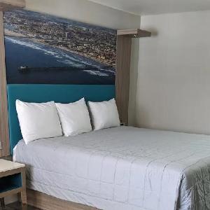 Super 8 by Wyndham Oceanside Downtown