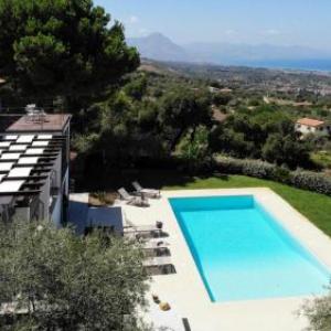 Lascari Villa Sleeps 8 Pool