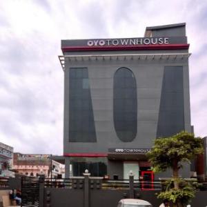 Super OYO Townhouse 183 Function Inn Near Chaudhary Charan Singh International Airport