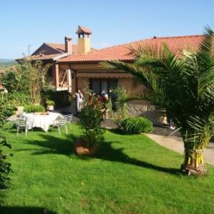 House with 3 bedrooms in Sotoserrano with wonderful mountain view enclosed garden and WiFi 45 km from the slopes