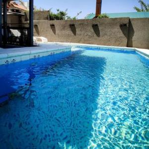 ViviSierras Carlos Paz casa centro frente al lago pileta climatizada 4 dormitorios 3 baños quincho