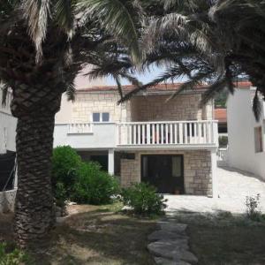 Apartments with a parking space Bol Brac - 12288
