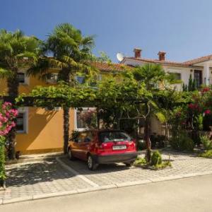 Apartments with parking space Porec - 10404