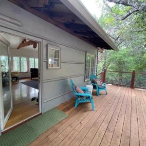 The River Road Retreat at Lake Austin-A Luxury Guesthouse Cabin & Suite