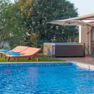 Modern Villa di Rovigno with Pool Hot Tub and Sea View