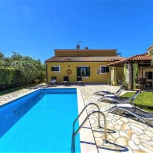 Spacious Three-Bedroom Villa Balun with Pool