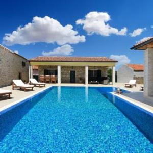 Beautiful Villa Petra with Summer Kitchen and Pool