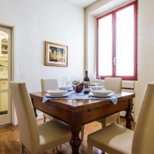 Santi Apostoli Red Apartment